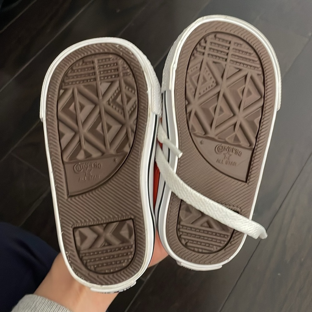 Brand new infant chuck taylors- size 4 - Picture 2 of 3